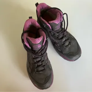 North face women’s Endurus Hiking goretex shoe purple black 8.5
