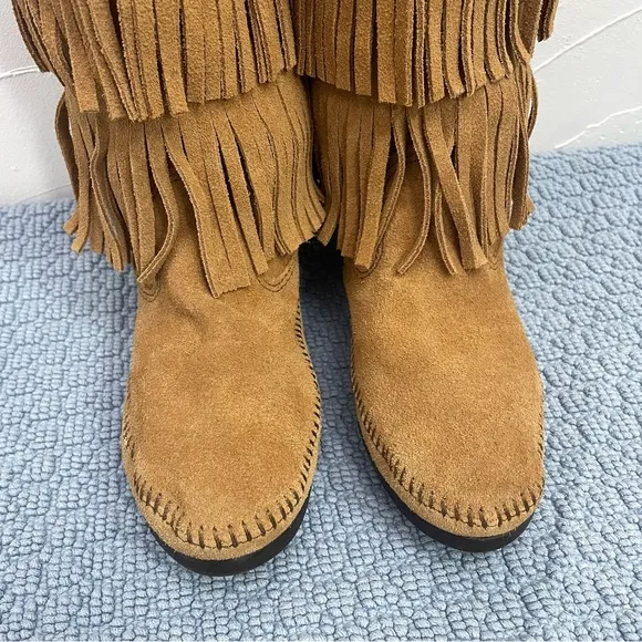 NWOB Minnetonka 3-Layer Fringe Pull-On Boot in Taupe