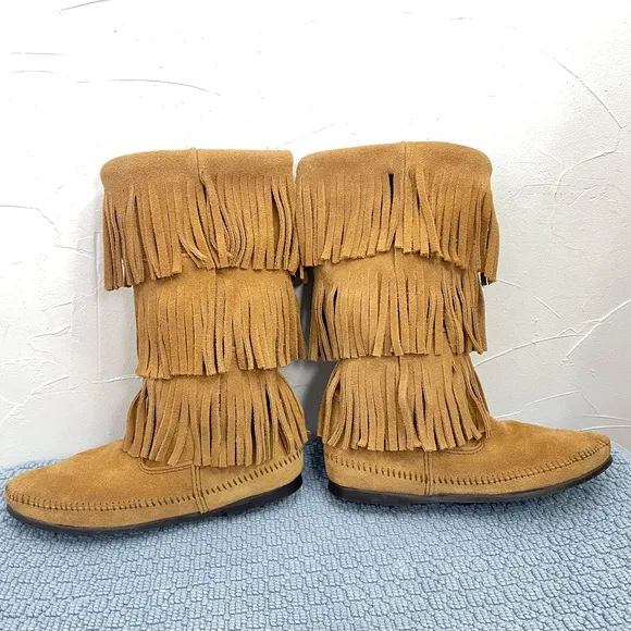 NWOB Minnetonka 3-Layer Fringe Pull-On Boot in Taupe