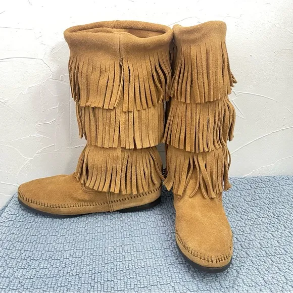 NWOB Minnetonka 3-Layer Fringe Pull-On Boot in Taupe