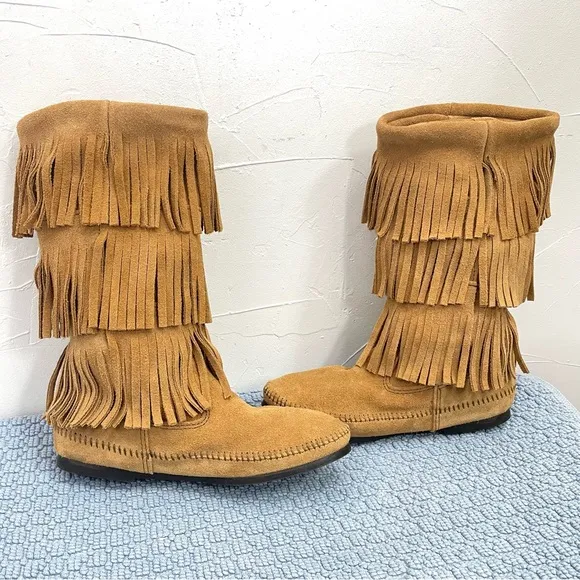 NWOB Minnetonka 3-Layer Fringe Pull-On Boot in Taupe