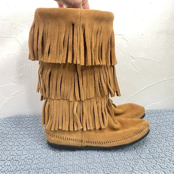 NWOB Minnetonka 3-Layer Fringe Pull-On Boot in Taupe