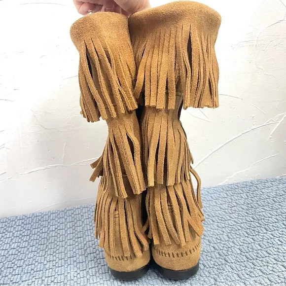 NWOB Minnetonka 3-Layer Fringe Pull-On Boot in Taupe