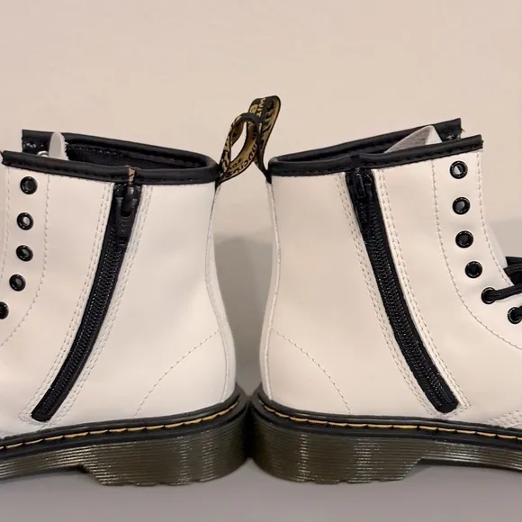 NWOT [Dr. Martens] 1460 Junior White Leather Lace-Up Classic Boots Youth Size 3