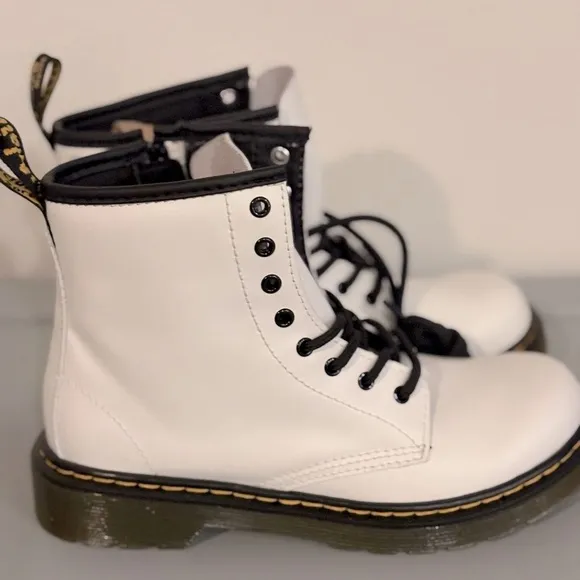 NWOT [Dr. Martens] 1460 Junior White Leather Lace-Up Classic Boots Youth Size 3