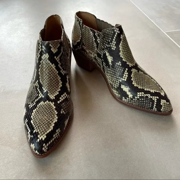 NWOT Madewell Sonia Chelsea Boots in Snake Prints