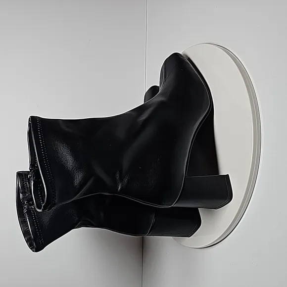 NWOT Steve Madden Harli Bootie Ankle Boots Block Heel Square Toe Faux Black 8