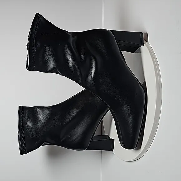 NWOT Steve Madden Harli Bootie Ankle Boots Block Heel Square Toe Faux Black 8