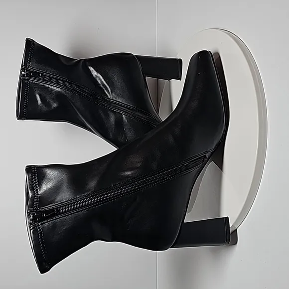 NWOT Steve Madden Harli Bootie Ankle Boots Block Heel Square Toe Faux Black 8