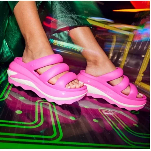 NWT Crocs mega crush triple strap Pink crush Platform Sandals size women’s 7
