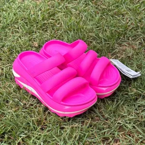 NWT Crocs mega crush triple strap Pink crush Platform Sandals size women’s 7