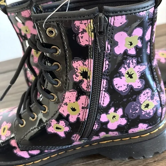 NWT [Dr. Marten’s] 1460 Pansy Patent Leather Black/Pink Lace Up Boots Girls 3.0