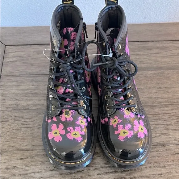 NWT [Dr. Marten’s] 1460 Pansy Patent Leather Black/Pink Lace Up Boots Girls 3.0