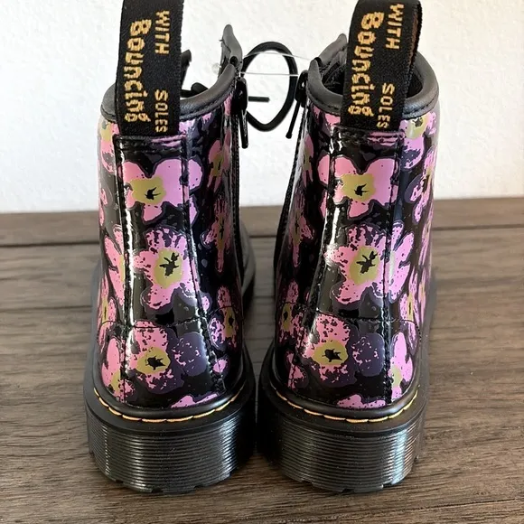 NWT [Dr. Marten’s] 1460 Pansy Patent Leather Black/Pink Lace Up Boots Girls 3.0