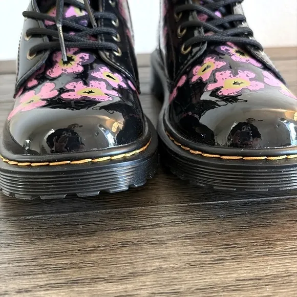 NWT [Dr. Marten’s] 1460 Pansy Patent Leather Black/Pink Lace Up Boots Girls 3.0