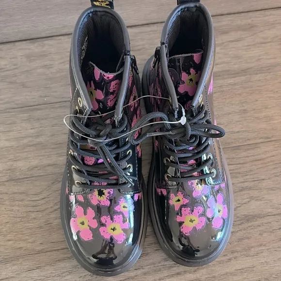 NWT [Dr. Marten’s] 1460 Pansy Patent Leather Black/Pink Lace Up Boots Girls 3.0