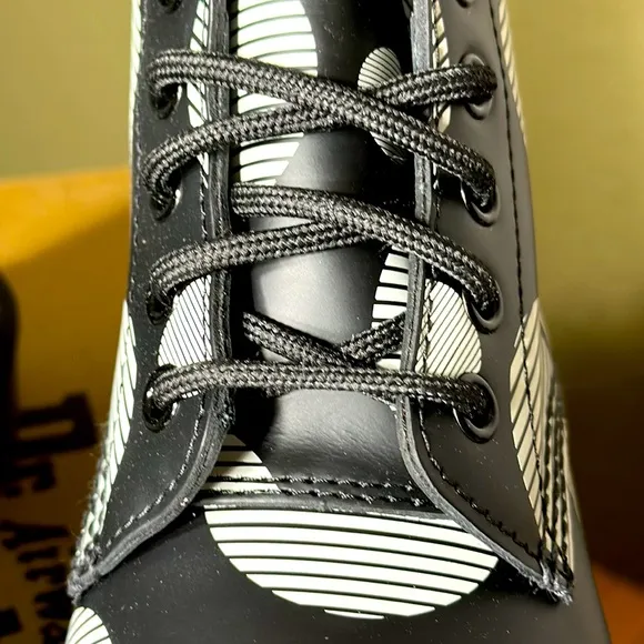 *NWT* DR. MARTENS 1460 Women’s Polka Dot Smooth Leather Lace Up Boots