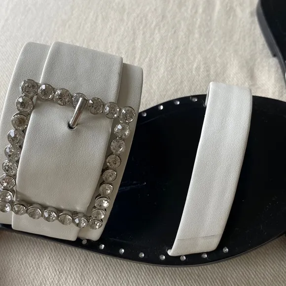 NWT Lola Cruz white jewel Statement flat sandal 🔥🌈