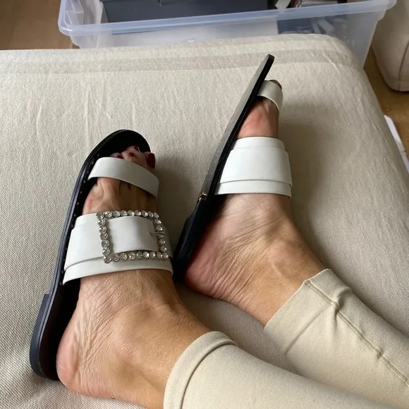NWT Lola Cruz white jewel Statement flat sandal 🔥🌈