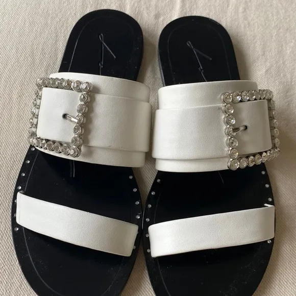 NWT Lola Cruz white jewel Statement flat sandal 🔥🌈