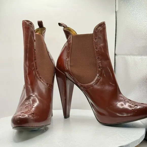 NWT PURA LOPEZ - Brown Leather Ankle Bootie in Brown Size 9.5