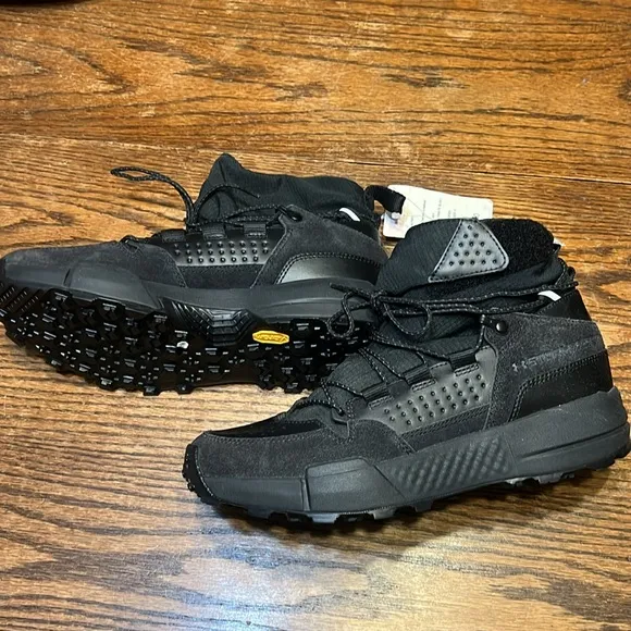 NWT Under Armour Charged Loadout Trek waterproof boots/sneakers