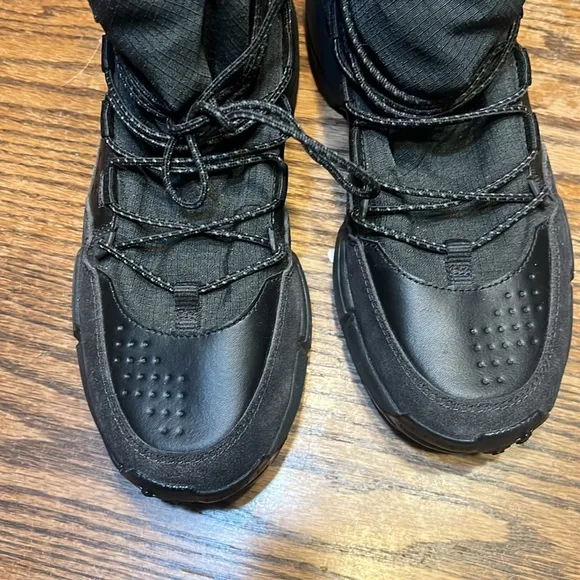 NWT Under Armour Charged Loadout Trek waterproof boots/sneakers