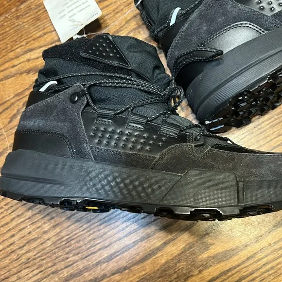 NWT Under Armour Charged Loadout Trek waterproof boots/sneakers