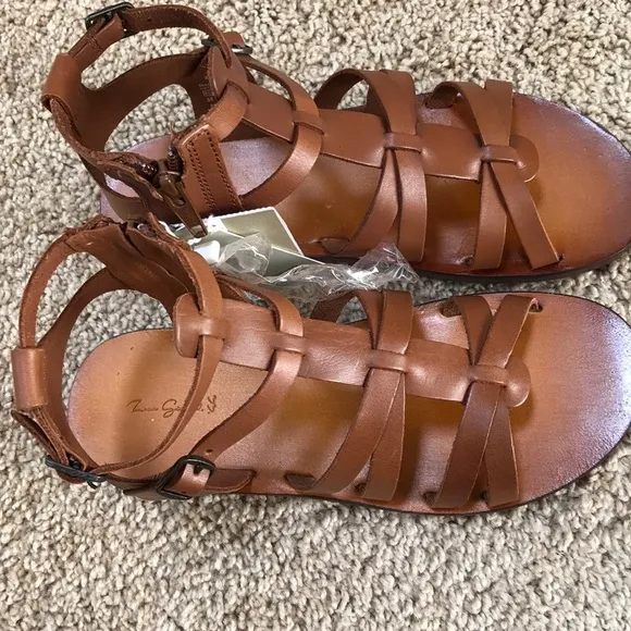 NWT! Zara girls size 33/1.5, leather sandals