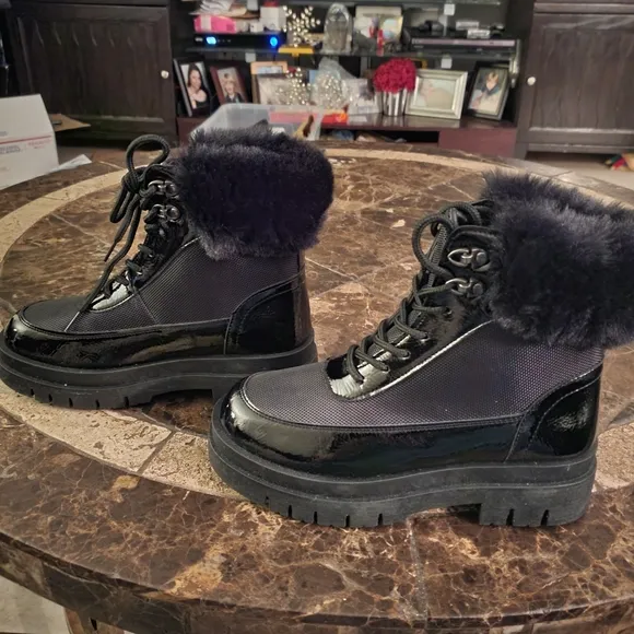 Olivia Miller Women's Fashion Boots Black Shiny Faux Leather &amp; Sherpa 6.5