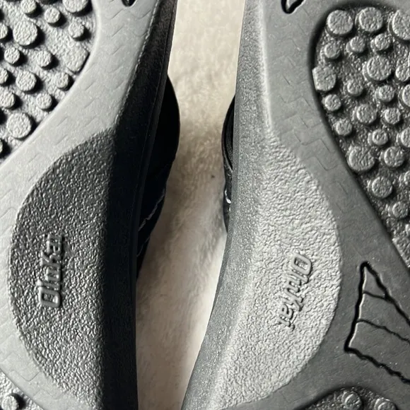 OLUKAI Hokua Mens Beach Flip-Flop.