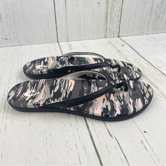 OluKai Ho’opio Hau Women’s Beach Sandals