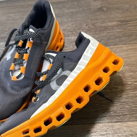 On Running shoes men’s size 8.5 (b41)