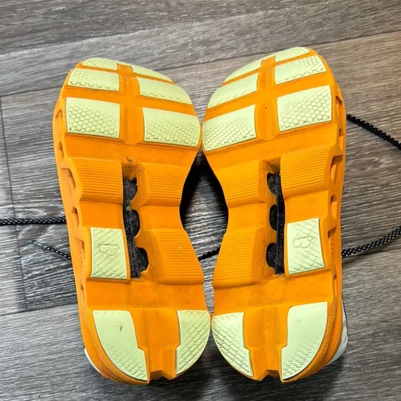 On Running shoes men’s size 8.5 (b41)