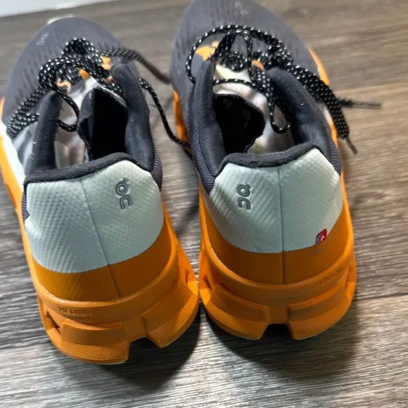 On Running shoes men’s size 8.5 (b41)