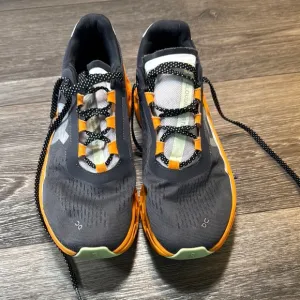 On Running shoes men’s size 8.5 (b41)