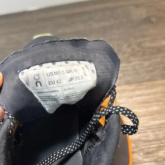 On Running shoes men’s size 8.5 (b41)