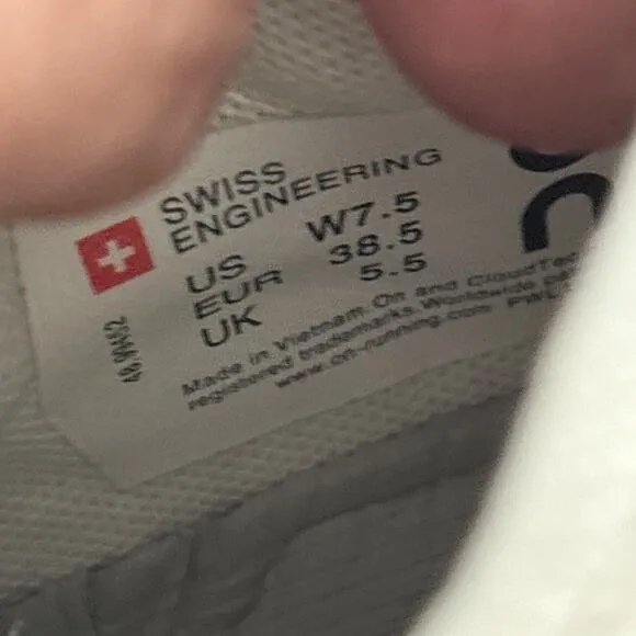 On the Roger Advantage Women's Size 7.5 White/Rosehip Running Shoes Walk Skate