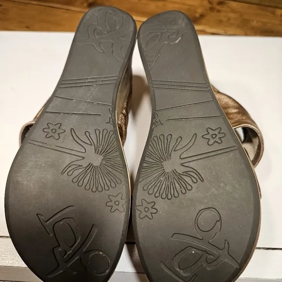 OTBT Metallic Bronze Sandals Size 6