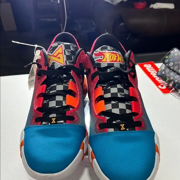Paul George, hot wheels new no box size 16m - Blue and Orange