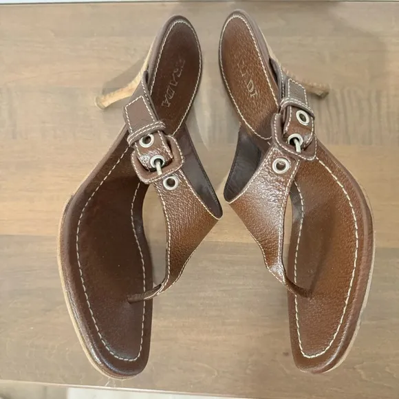 Prada Milano Brown Leather Med Hi kitten heel Thong Sandals Sz 38 Y2K buckle
