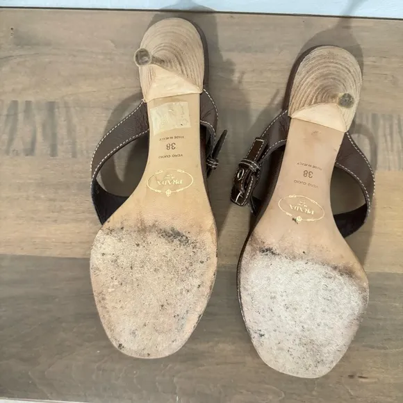 Prada Milano Brown Leather Med Hi kitten heel Thong Sandals Sz 38 Y2K buckle