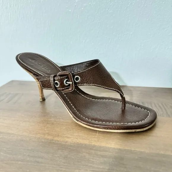 Prada Milano Brown Leather Med Hi kitten heel Thong Sandals Sz 38 Y2K buckle