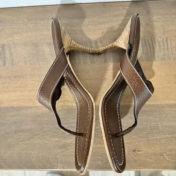 Prada Milano Brown Leather Med Hi kitten heel Thong Sandals Sz 38 Y2K buckle