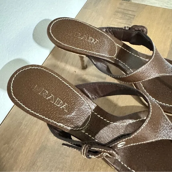 Prada Milano Brown Leather Med Hi kitten heel Thong Sandals Sz 38 Y2K buckle