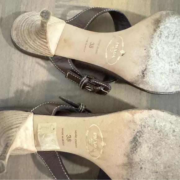 Prada Milano Brown Leather Med Hi kitten heel Thong Sandals Sz 38 Y2K buckle