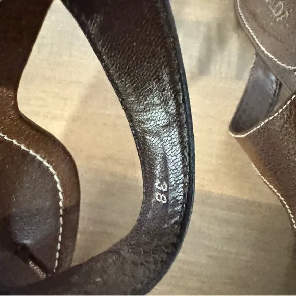 Prada Milano Brown Leather Med Hi kitten heel Thong Sandals Sz 38 Y2K buckle