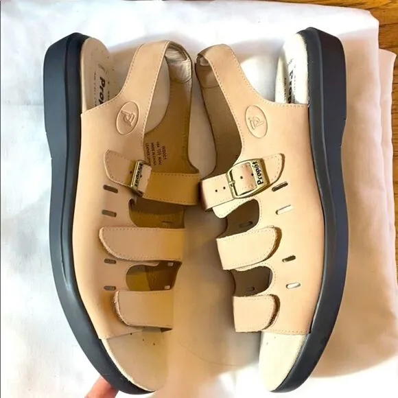 PROPET TAUPE LEATHER SANDALS.  NEW