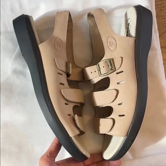 PROPET TAUPE LEATHER SANDALS.  NEW