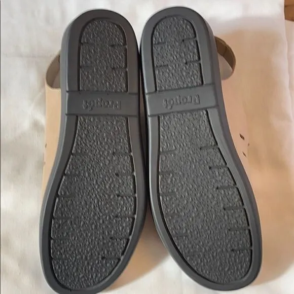 PROPET TAUPE LEATHER SANDALS.  NEW